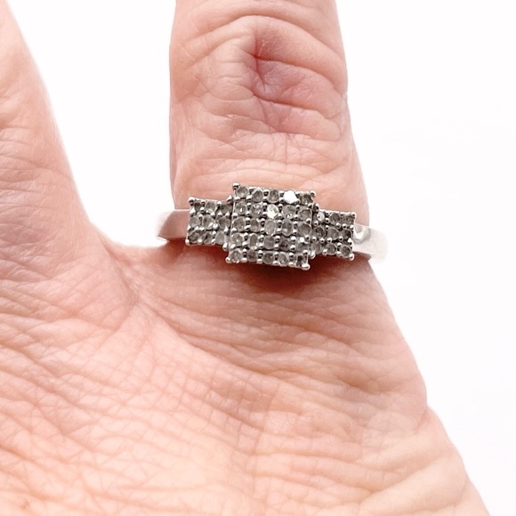 Size 6.5 Diamond chips 925 Sterling Silver Ring - Picture 5 of 7